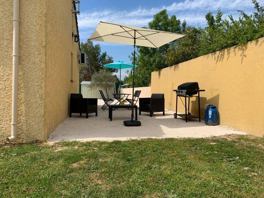 Loue Studio Dans Une Villa Avec Piscine Terrasse Saint-Theodorit Exteriör bild