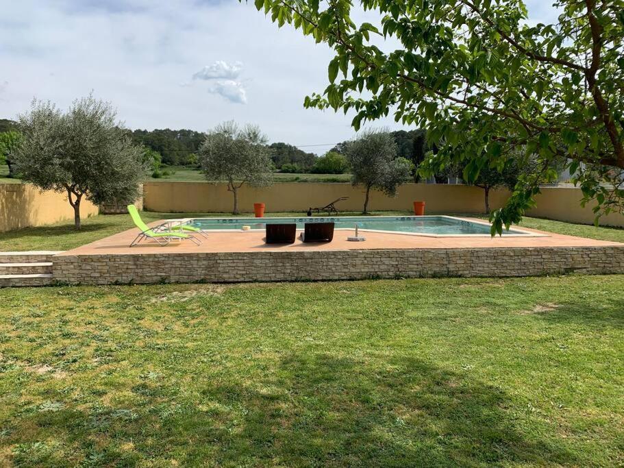 Loue Studio Dans Une Villa Avec Piscine Terrasse Saint-Theodorit Exteriör bild