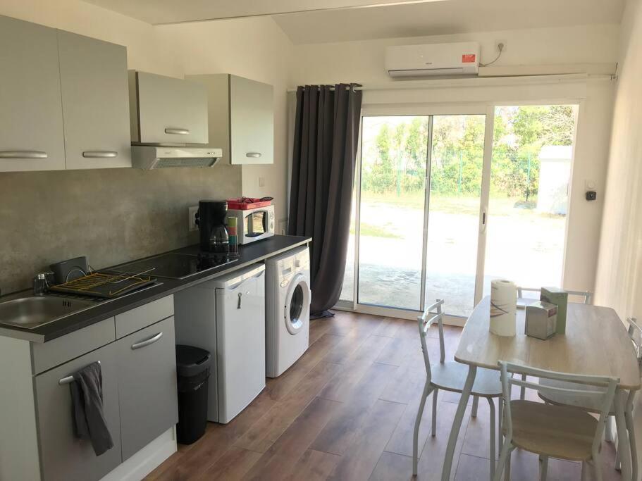 Loue Studio Dans Une Villa Avec Piscine Terrasse Saint-Theodorit Exteriör bild